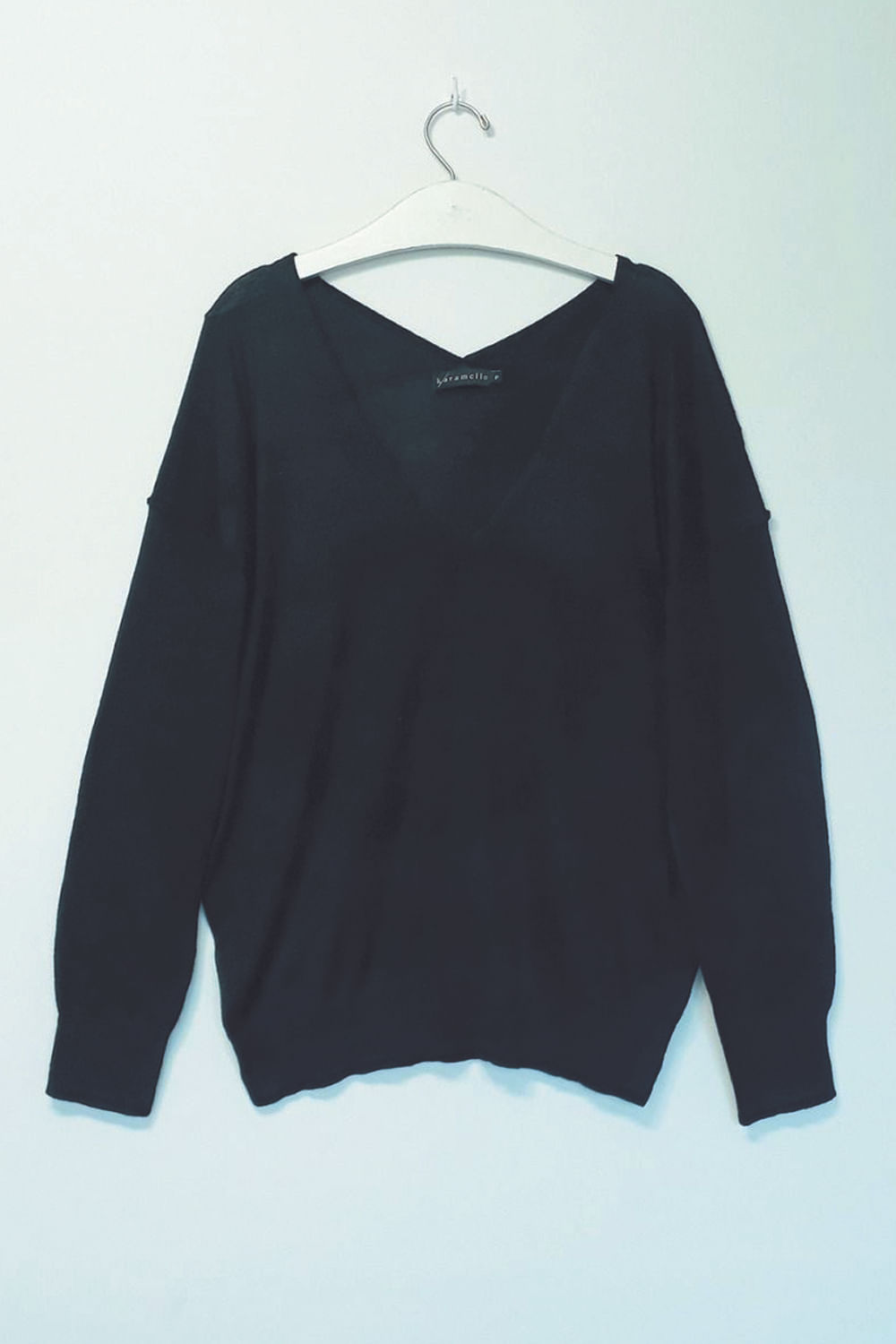 BLUSA DECOTE V TRICOT MALHA DESLOCADA - lojakaramello